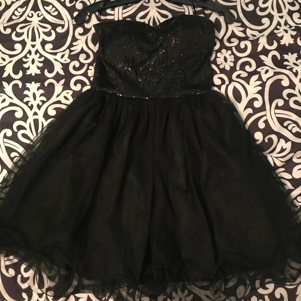 FOREVER 21- BLACK STRAPLESS DRESS